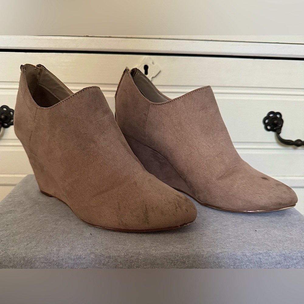 X-appeal Women’s Suede Wedge Ankle Booties sz 7 1/2